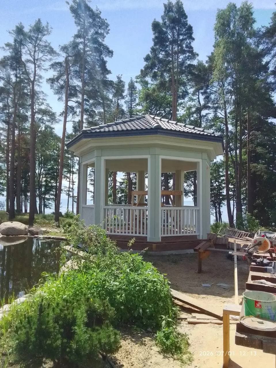 Беседка у воды